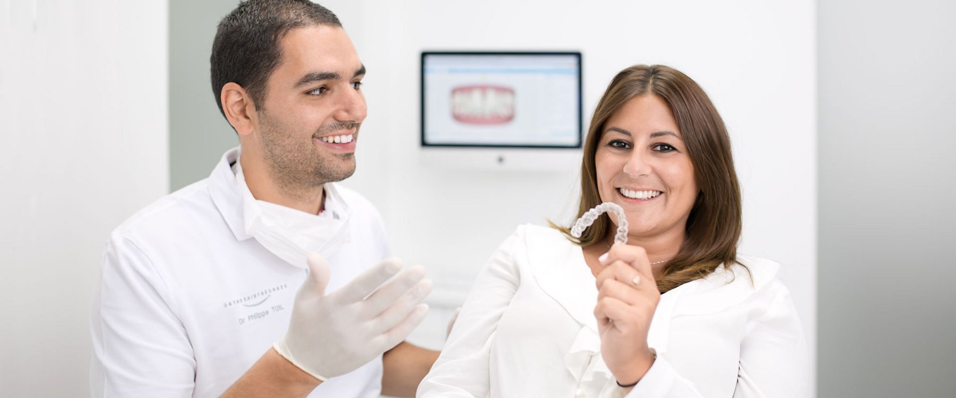 Dr. Tuil, orthodontiste à Paris avec patiente au fauteuil