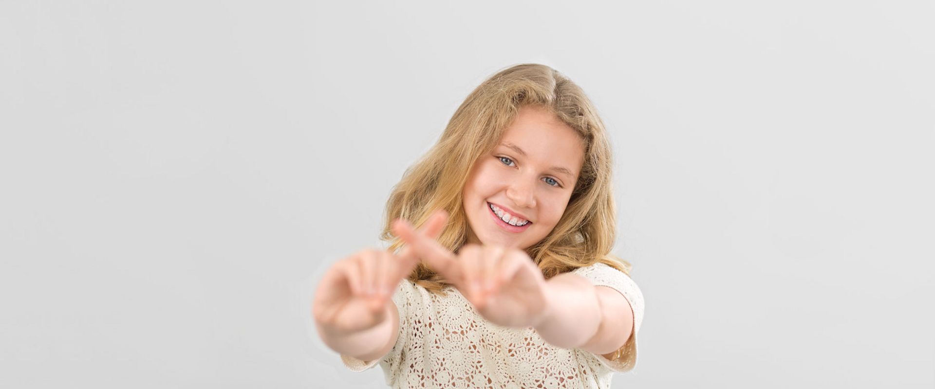 Sourire avec brackets en céramique